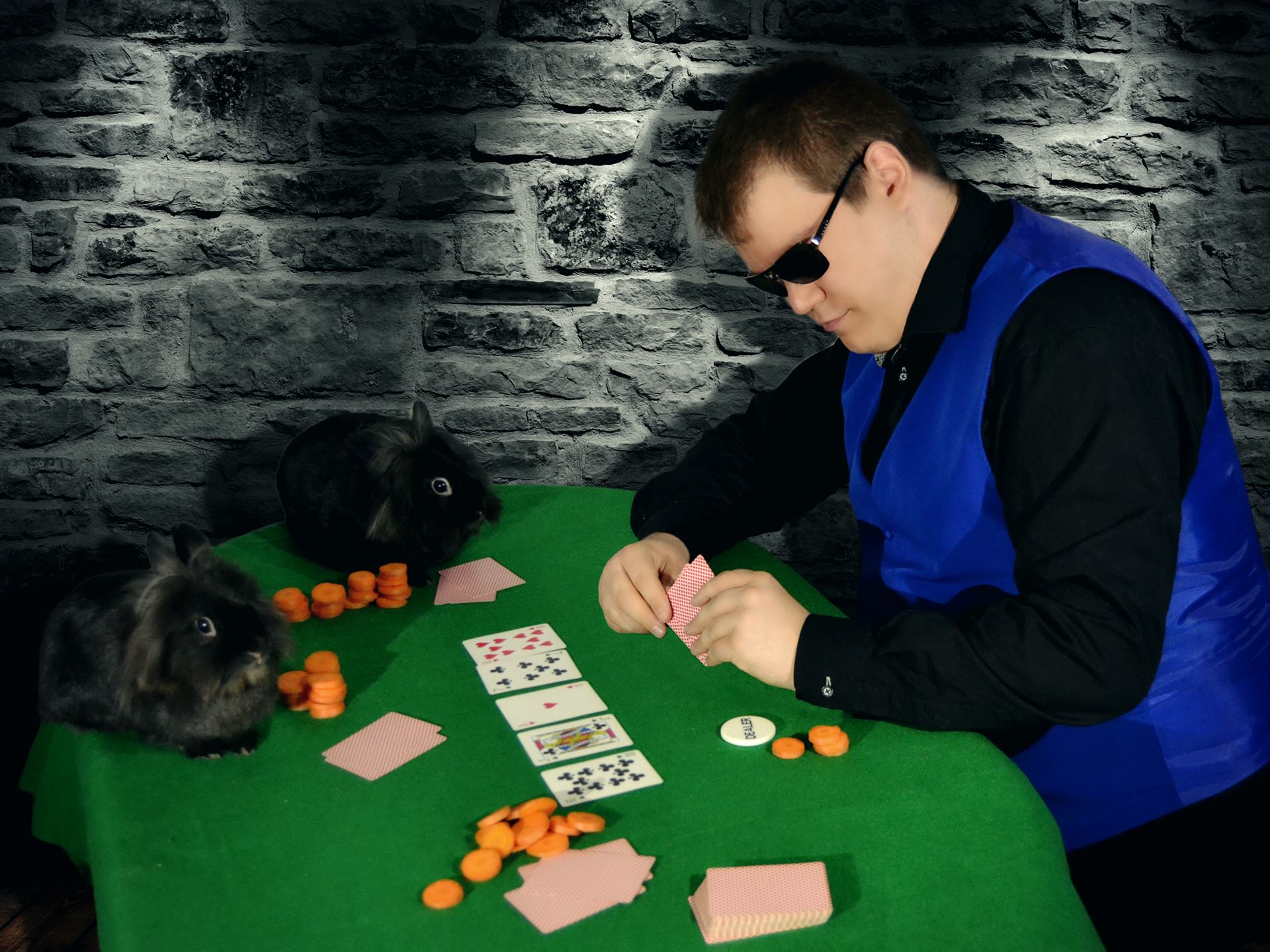 Taikuri pelaa pokeria pupujen kanssa